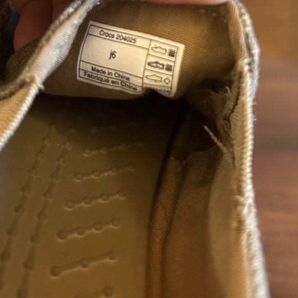 🌿SALE🌿CROCS Denim Shoes size 6 - Picture 7 of 9